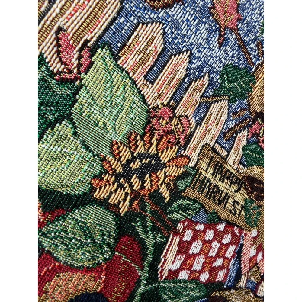 Unbranded table runner